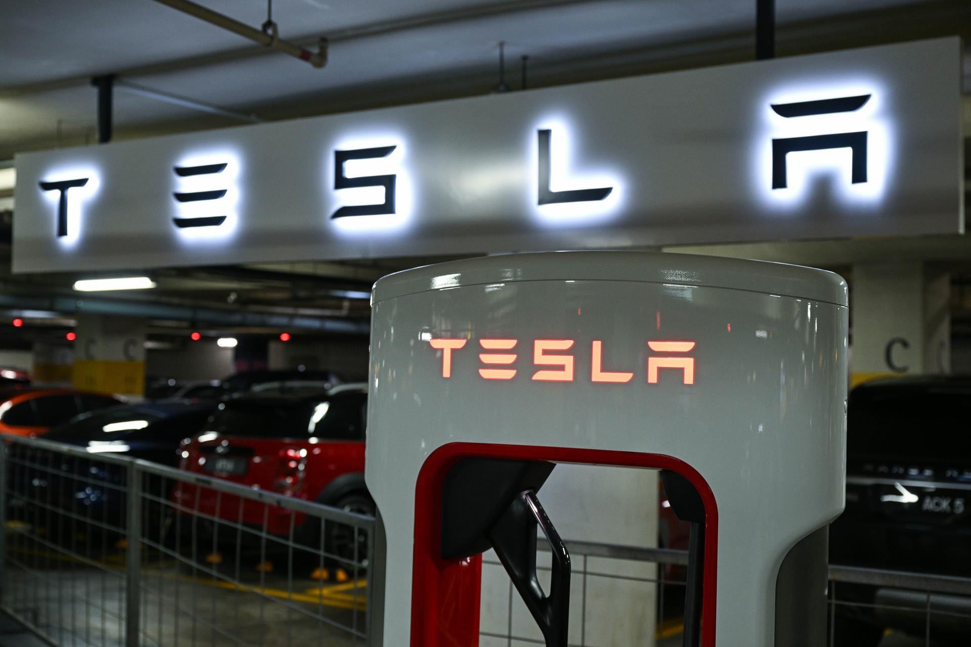 تسريبات «Tesla» أثبتت وجود مشاكل تسارع مفاجئ وفرامل وهمية