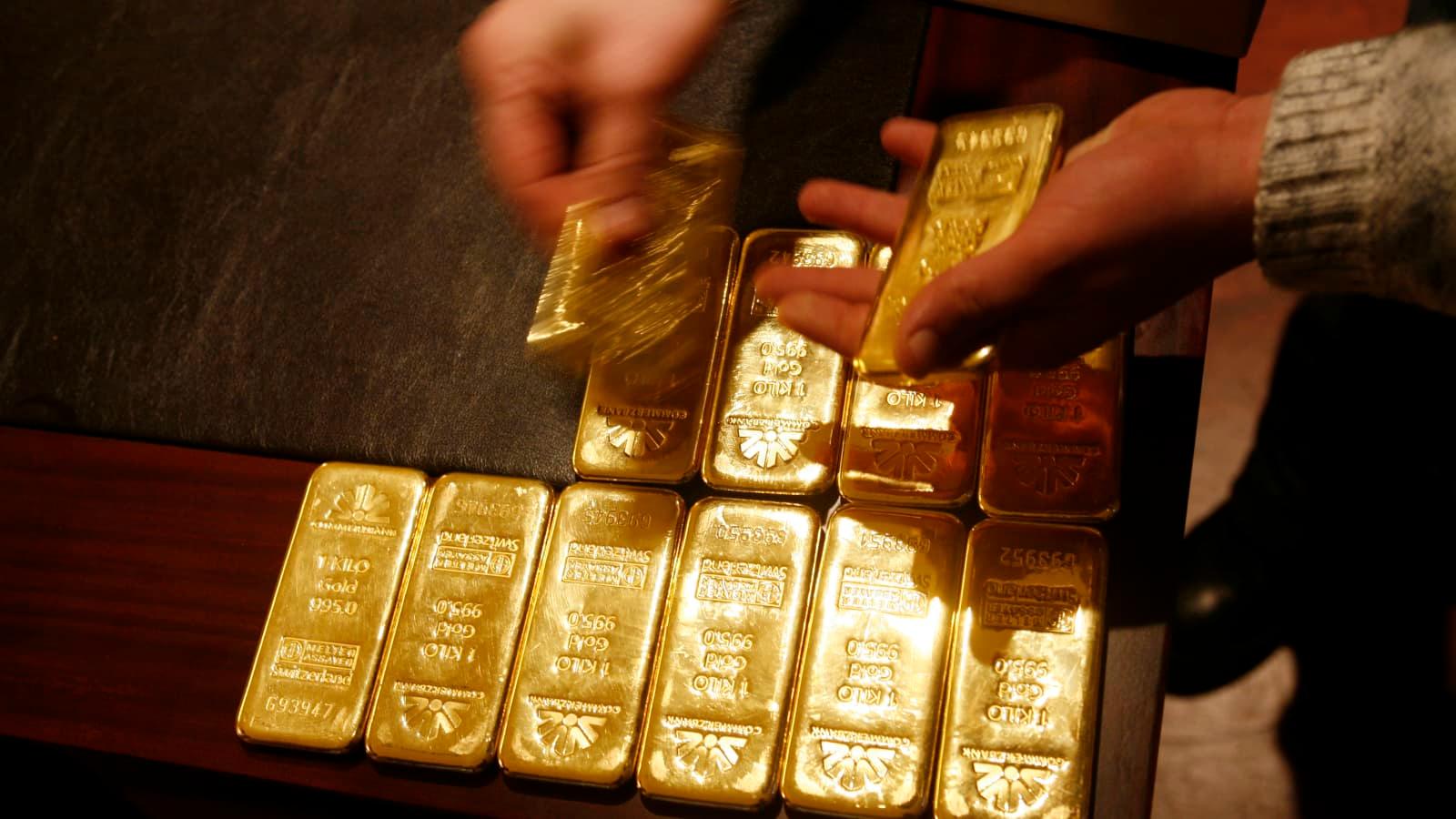 الدولار يهبط 0.5% والذهب يقفز 0.4% لـ1940.86 دولار للأوقية
